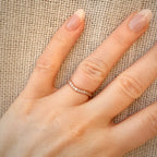 Kaartuva timanttisormus 0,08 ct – 14K ruusukulta | HRD sormessa pellavataustalla