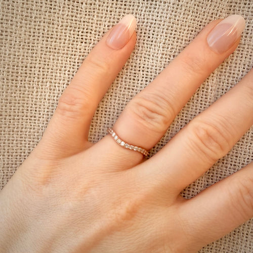 Kaartuva timanttisormus 0,08 ct – 14K ruusukulta | HRD sormessa pellavataustalla