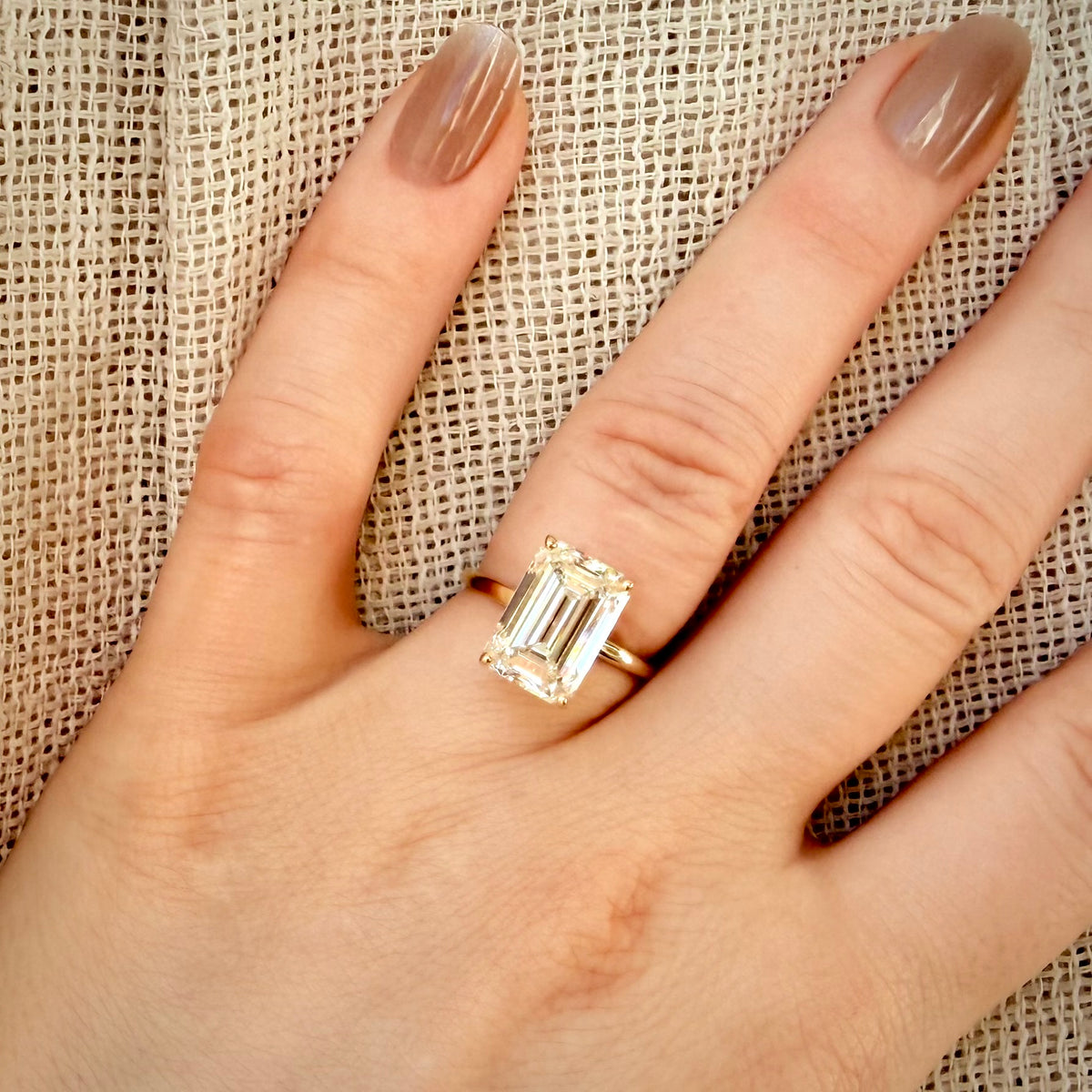 6,04 ct Emerald Cut solitaire-timanttisormus – F/VS1 – 14K keltakulta – IGI sormessa pellavataustalla