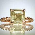1,56 ct Asscher-luonnontimanttisormus – Fancy Green Yellow – 14K ruusukulta edestä lähikuva