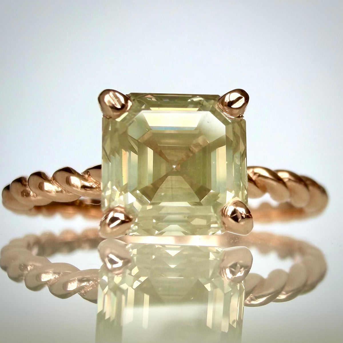 1,56 ct Asscher-luonnontimanttisormus – Fancy Green Yellow – 14K ruusukulta edestä lähikuva