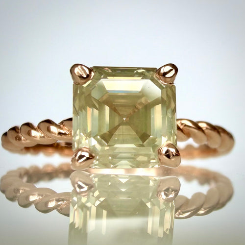 1,56 ct Asscher-luonnontimanttisormus – Fancy Green Yellow – 14K ruusukulta edestä lähikuva