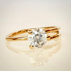 Solitaire 0,80 ct – luonnontimanttisormus, 14k keltakulta etuviistosta