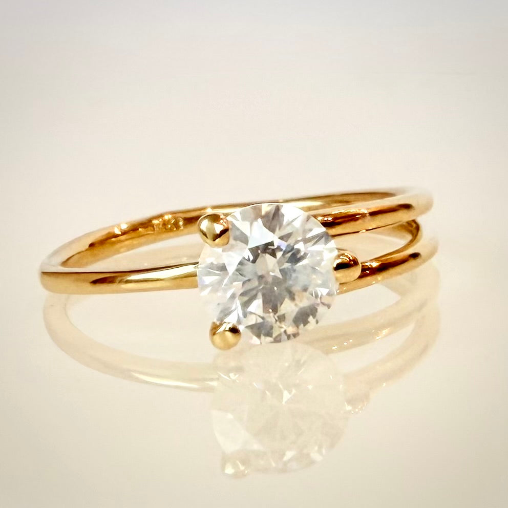 Solitaire 0,80 ct – luonnontimanttisormus, 14k keltakulta etuviistosta