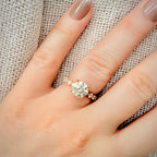 3,00 ct Hidden Halo -timanttisormus – 2,06 ct E/VS1 Triple Excellent – 14K keltakulta – IGI Sormessa pellava taustalla 