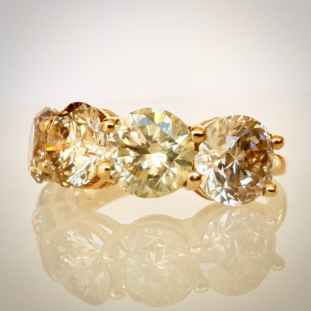 5,29 ct timanttisormus, 5-stone warm Champagne rivimalli toiselta sivulta