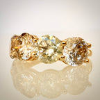 5,29 ct timanttisormus, 5-stone warm Champagne rivimalli toiselta sivulta