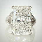 11,02 ct radiant-hiottu laboratoriotimanttisormus 18K valkokullasta, etunäkymä