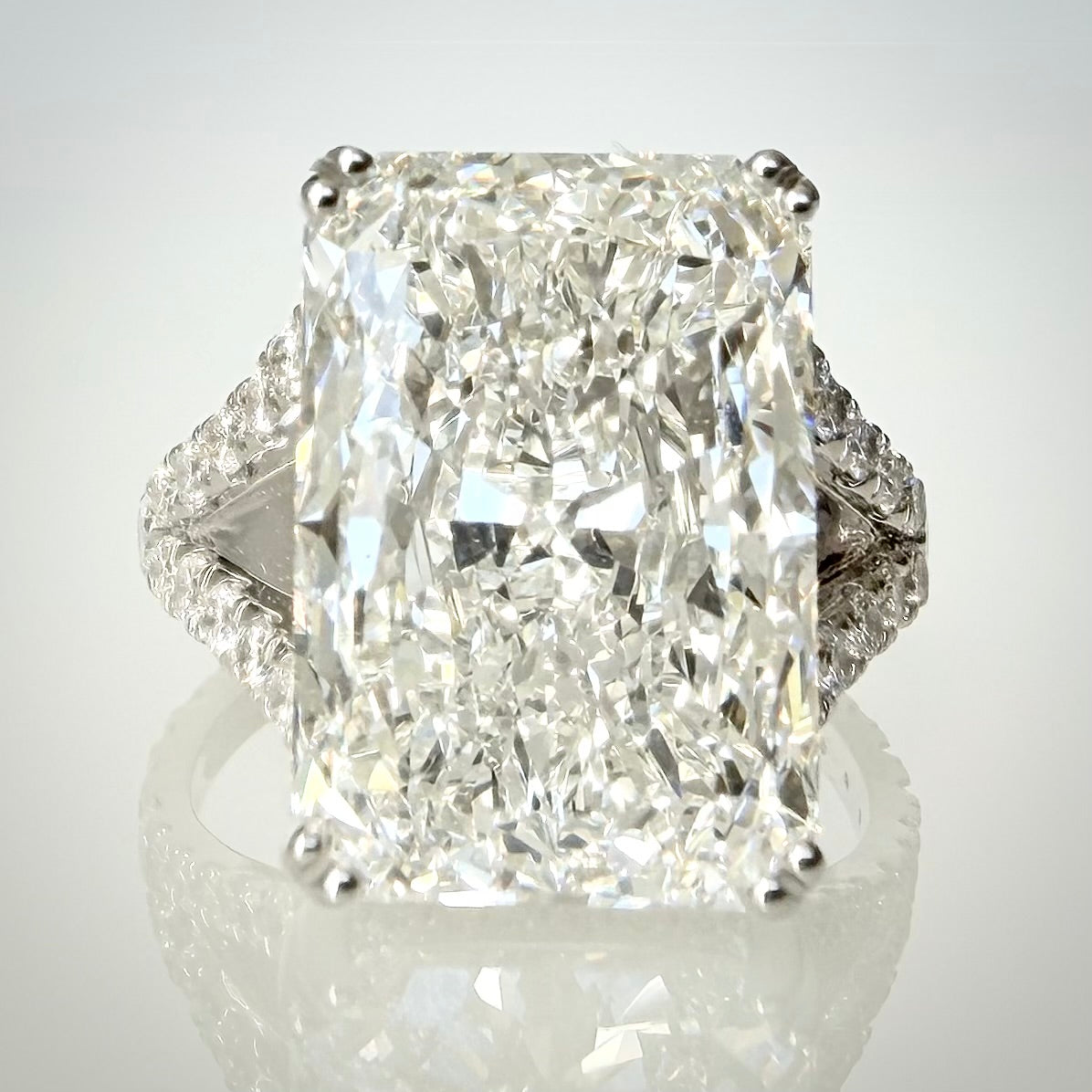11,02 ct radiant-hiottu laboratoriotimanttisormus 18K valkokullasta, etunäkymä