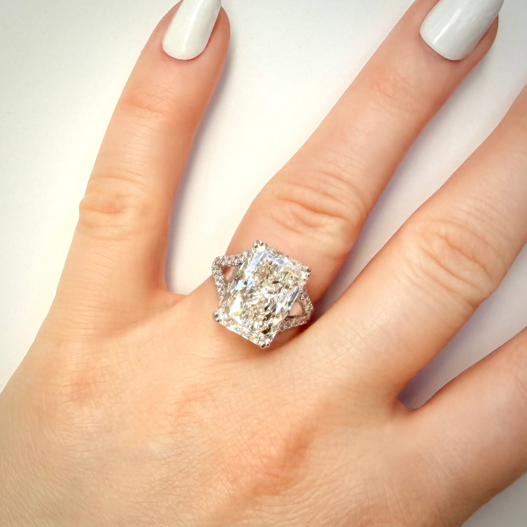 11,02 ct radiant-hiottu laboratoriotimanttisormus 18K valkokullasta, sormus sormessa