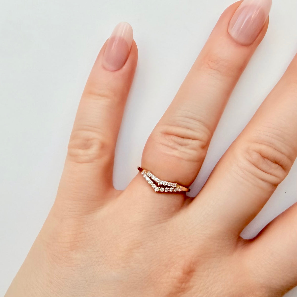 Kaksikaarinen V-timanttisormus 0,19 ct – 14K keltakulta | HRD sormessa valkoisella taustalla