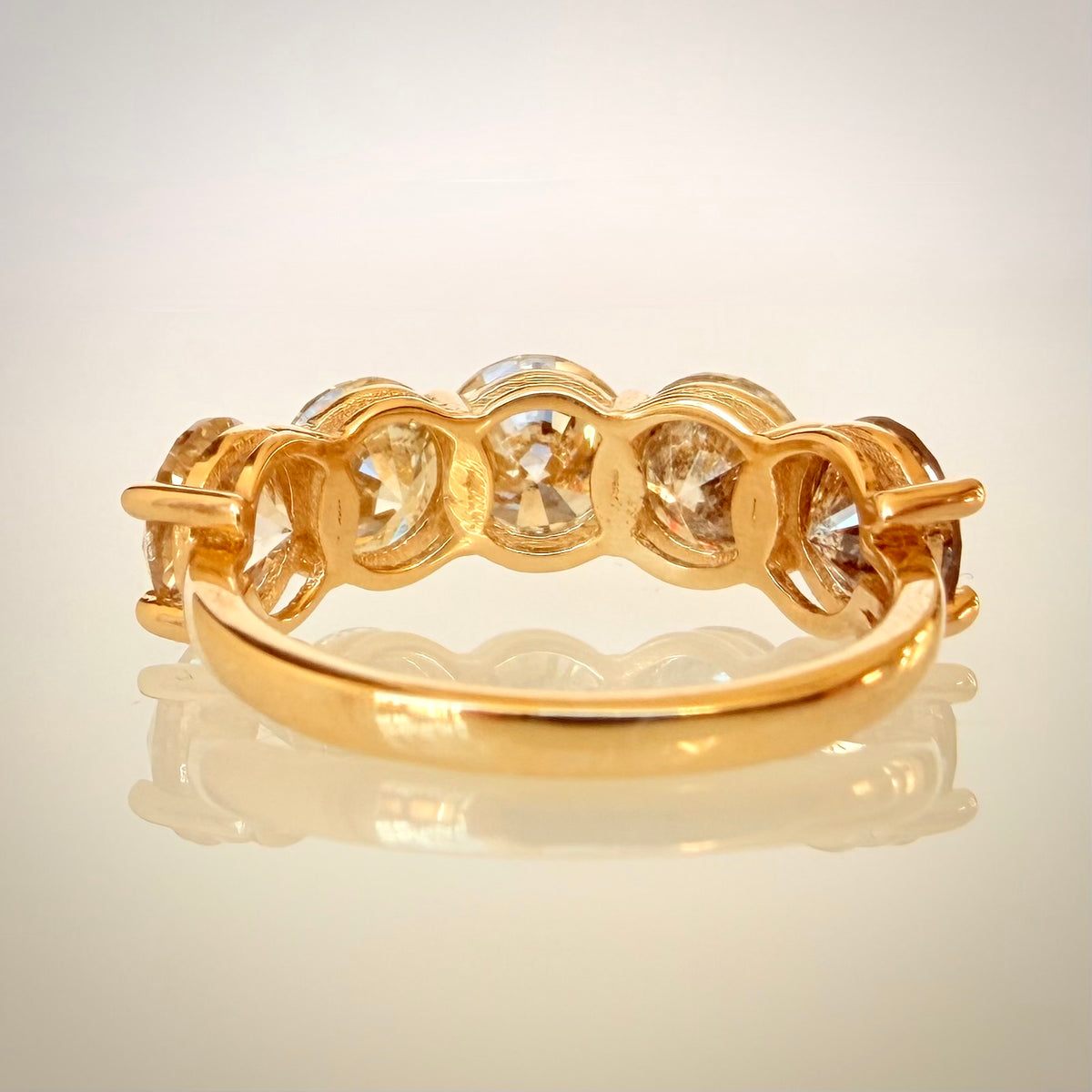 5,29 ct timanttisormus, 5-stone warm Champagne rivimalli takaa