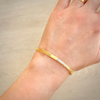 18K keltakultainen joustava mesh-rannekoru – Made in Italy ranteessa vaalealla taustalla