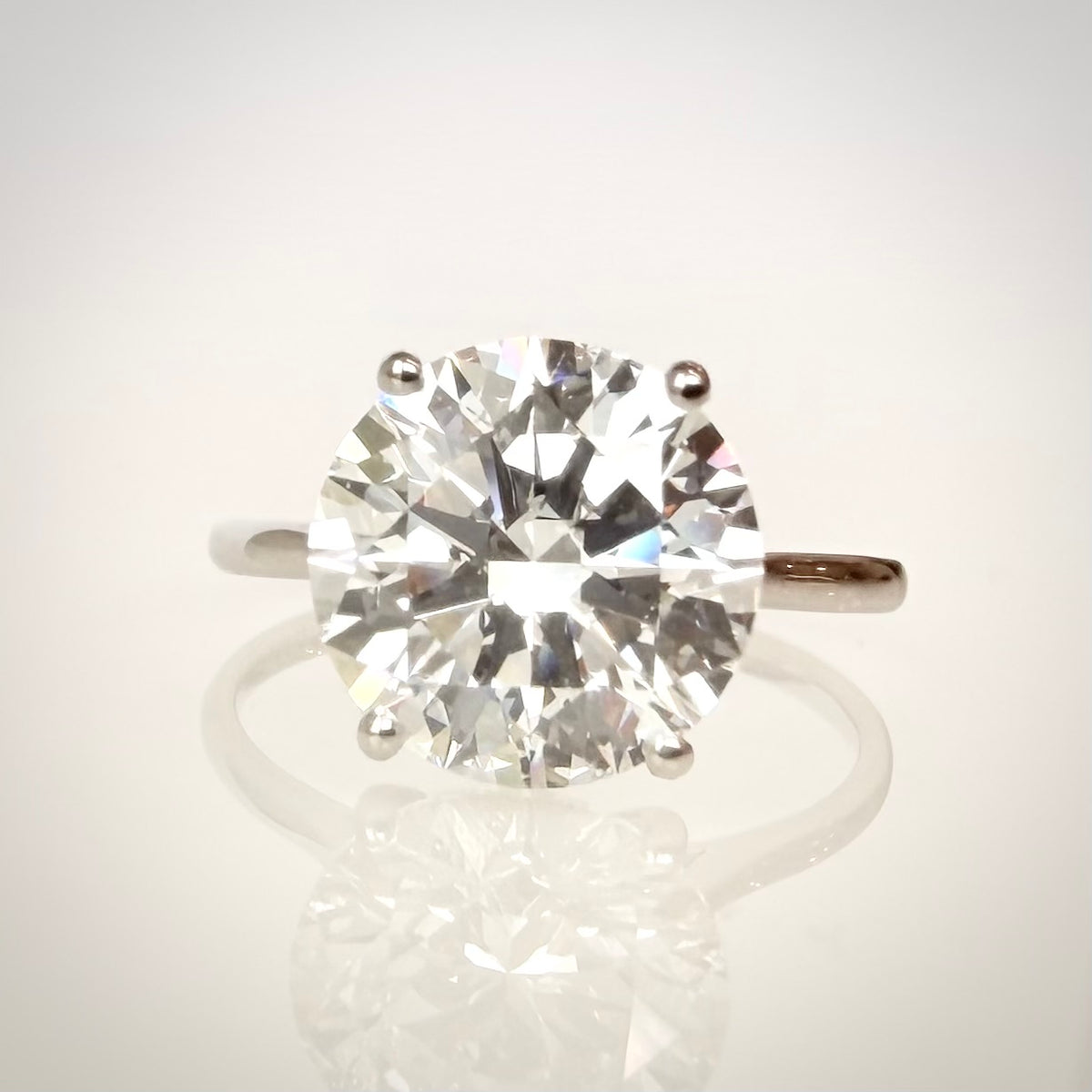 4,01 ct solitaire-timanttisormus edestä 2