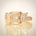 3,01 ct Radiant Trilogy -timanttisormus – 14K keltakulta – IGI etuviistosta