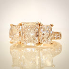3,01 ct Radiant Trilogy -timanttisormus – 14K keltakulta – IGI etuviistosta