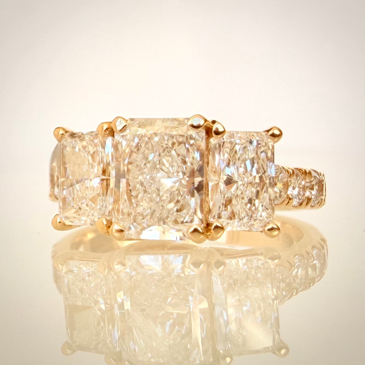 3,01 ct Radiant Trilogy -timanttisormus – 14K keltakulta – IGI etuviistosta