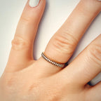 0,19 ct luonnontimantti-stackring 14K kultaa | Italia kuva sormuksesta sormessa