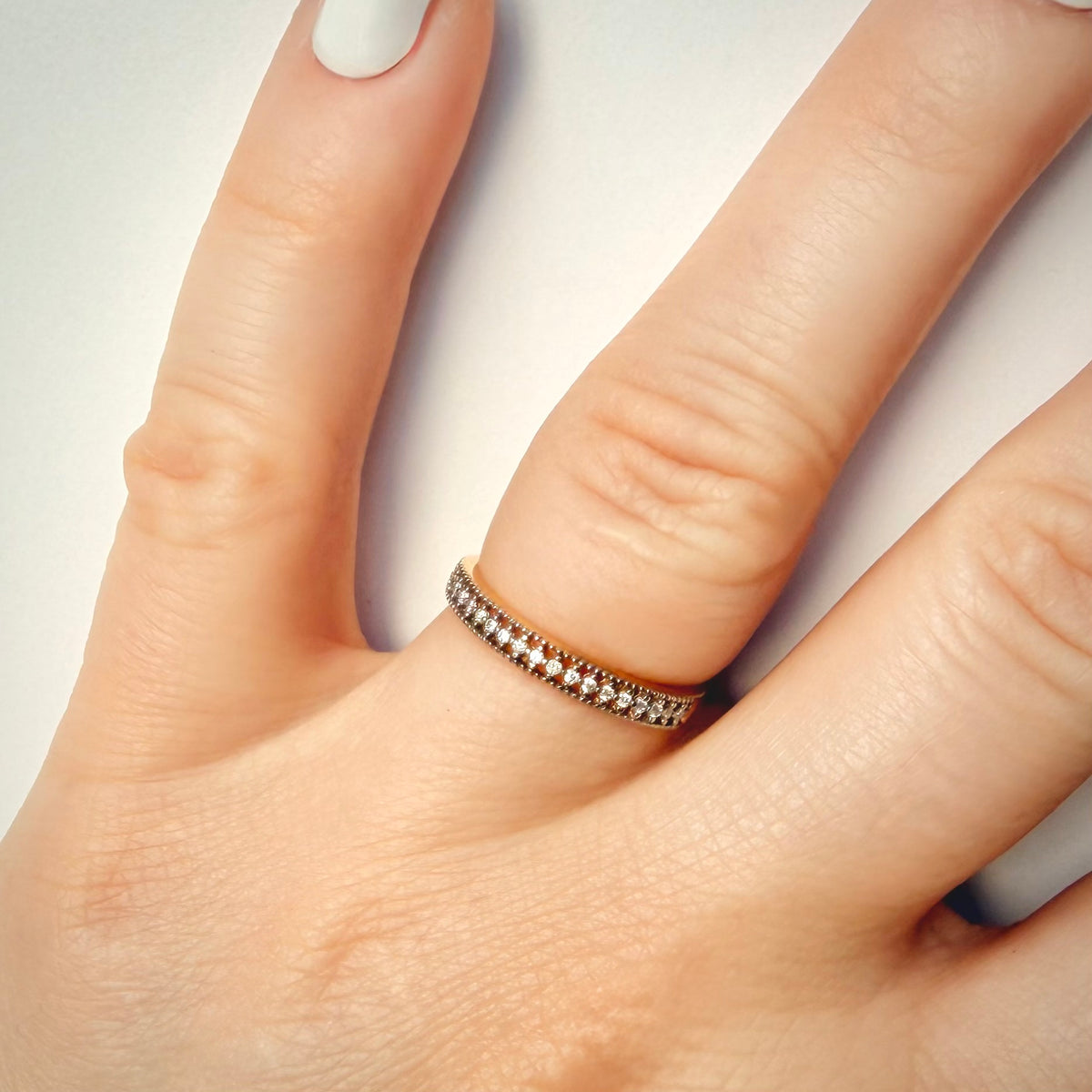 0,19 ct luonnontimantti-stackring 14K kultaa | Italia kuva sormuksesta sormessa