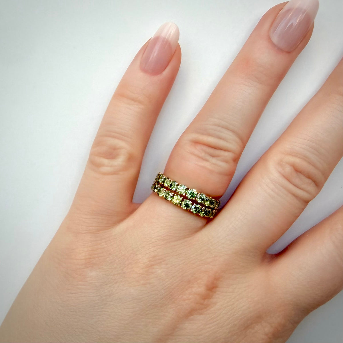 Kaksirivinen vihreä timanttisormus 2,09 ct | 14K keltakulta | HRD sormessa valkoisella taustalla