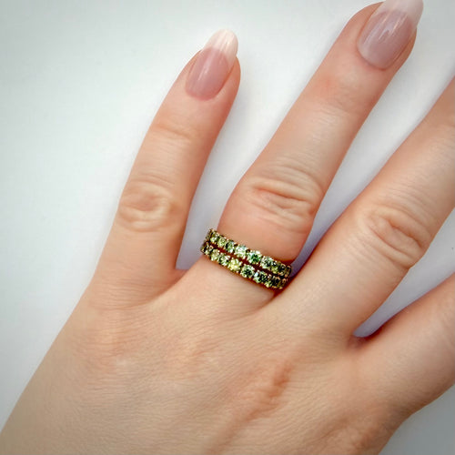 Kaksirivinen vihreä timanttisormus 2,09 ct | 14K keltakulta | HRD sormessa valkoisella taustalla