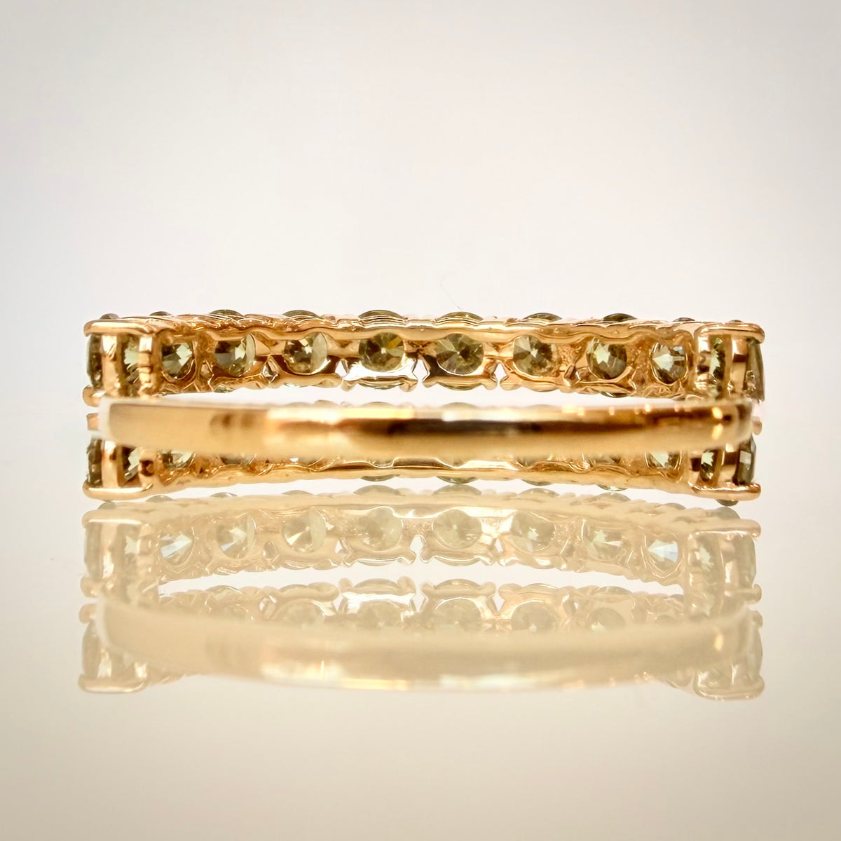Kaksirivinen vihreä timanttisormus 2,09 ct | 14K keltakulta | HRD takaa