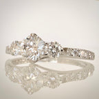 1,00 ct trilogy-timanttisormus etuviistosta