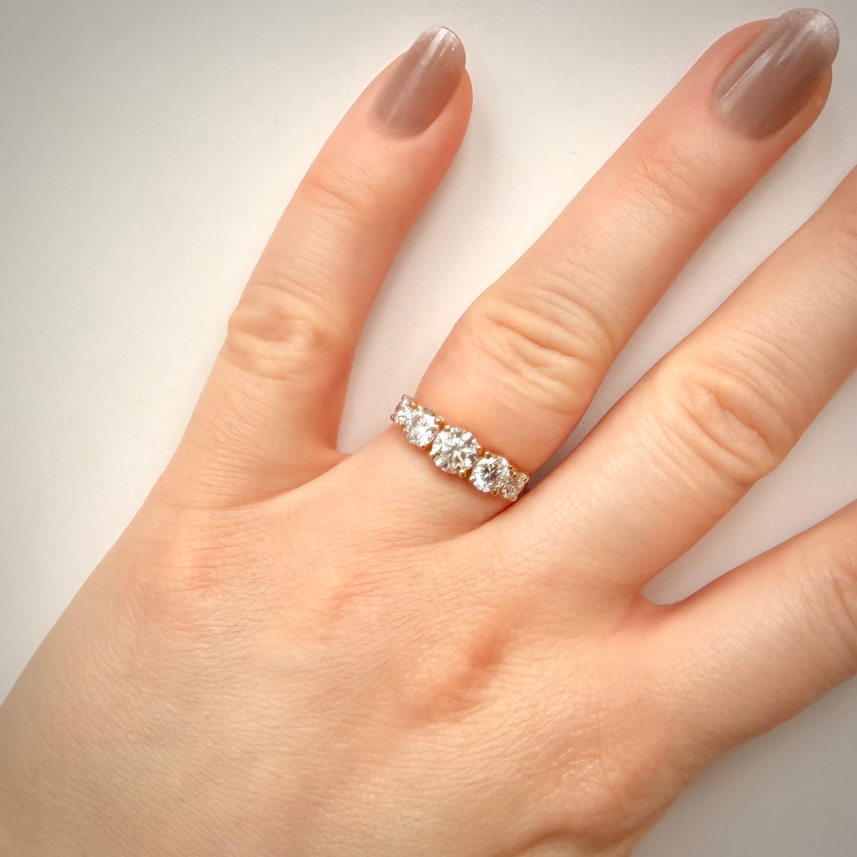 2,02 ct viisikivinen timanttisormus – 14K keltakulta – HRD sormessa valkoisella taustalla