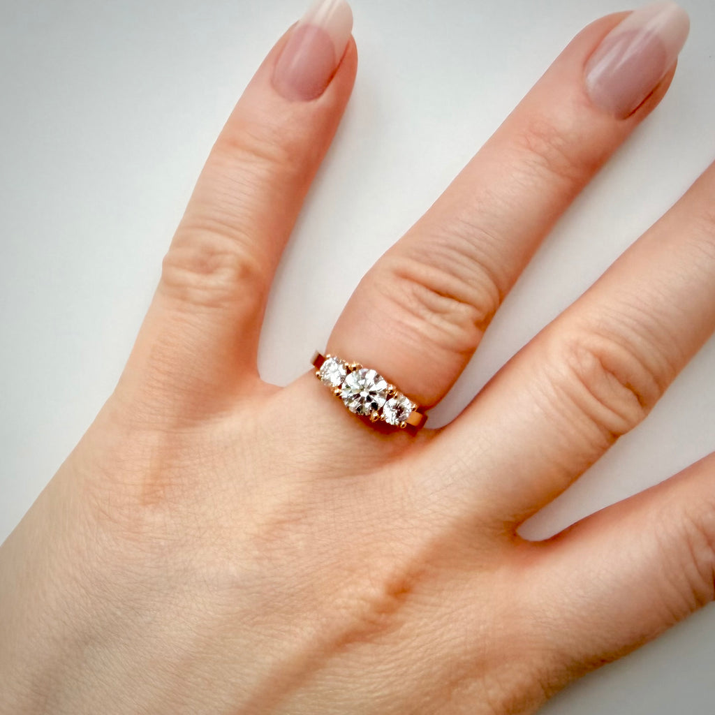 VK Signature Collection – Trilogy-timanttisormus 1,77 ct – 14K keltakulta sormessa valkoisella taustalla