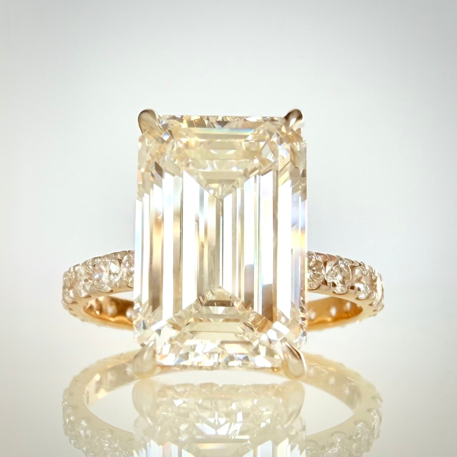 6,01 ct Emerald Cut -timanttisormus – E/VS1 – 18K keltakulta – IGI