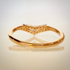 Kaksikaarinen V-timanttisormus 0,19 ct – 14K keltakulta | HRD takaa