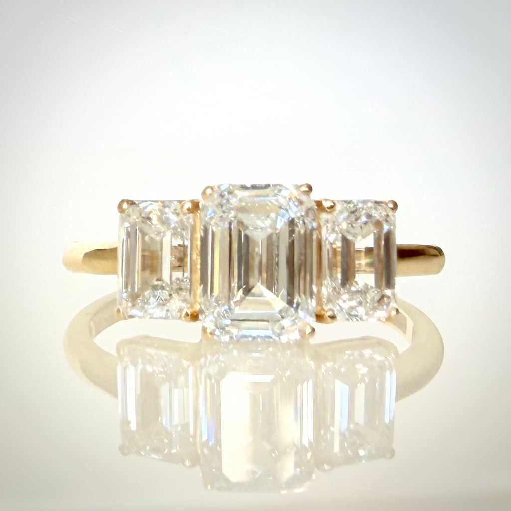 2,36 ct Emerald Cut trilogy-timanttisormus 14K | HRD kuva edestä