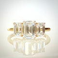 2,36 ct Emerald Cut trilogy-timanttisormus 14K | HRD kuva edestä
