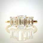 2,36 ct Emerald Cut trilogy-timanttisormus 14K | HRD kuva edestä
