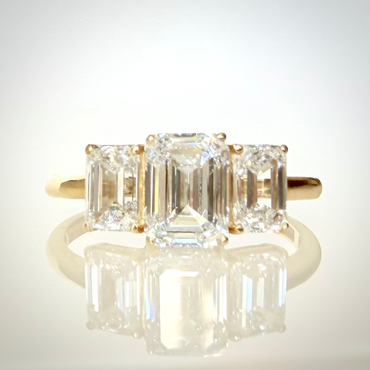 2,36 ct Emerald Cut trilogy-timanttisormus 14K | HRD kuva edestä