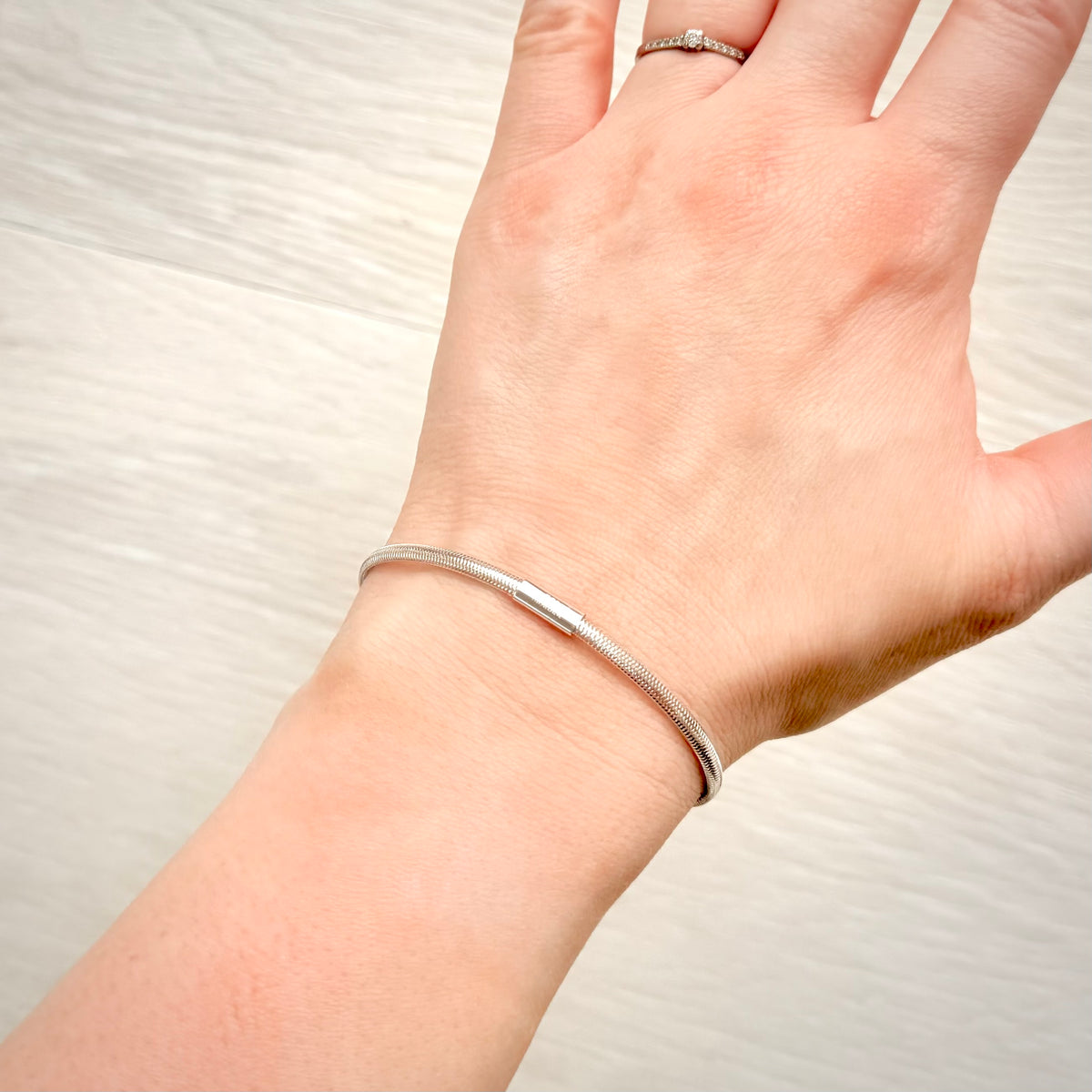 18K valkokultainen joustava mesh-rannekoru – Made in Italy ranteessa vaalealla taustalla