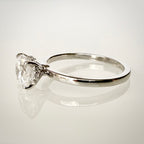 1,13 ct Hidden Halo -timanttisormus 14K valkokulta D/VVS2 IGI