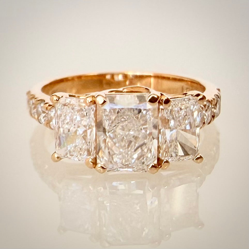 3,01 ct Radiant Trilogy -timanttisormus – 14K keltakulta – IGI yläviistosta