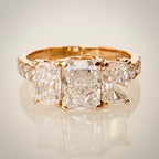 3,01 ct Radiant Trilogy -timanttisormus – 14K keltakulta – IGI yläviistosta