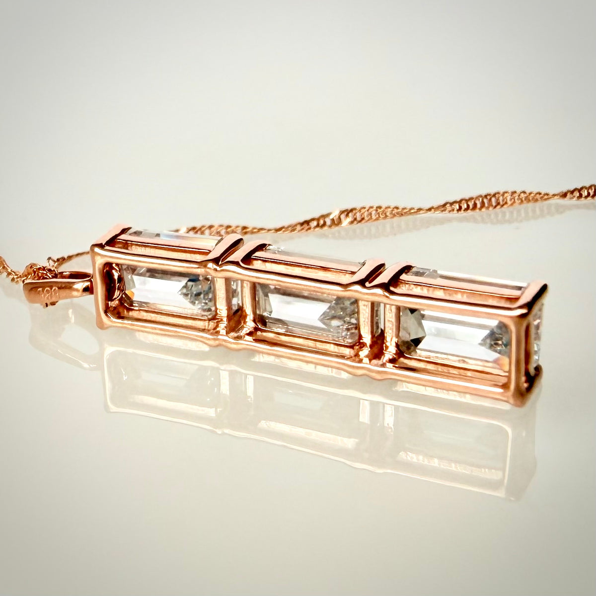 2,00 ct Emerald Cut -timanttikaulakoru takaa