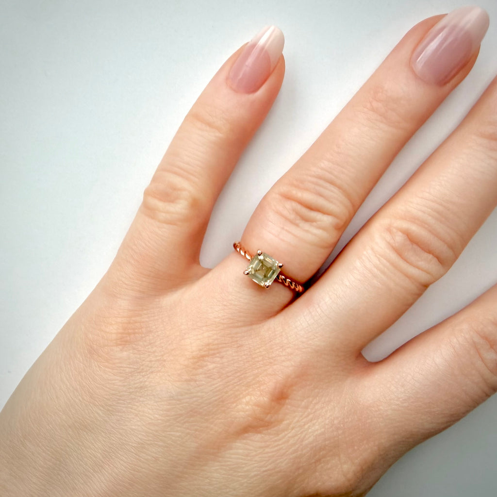 1,56 ct Asscher-luonnontimanttisormus – Fancy Green Yellow – 14K ruusukulta sormessa valkoisella taustalla