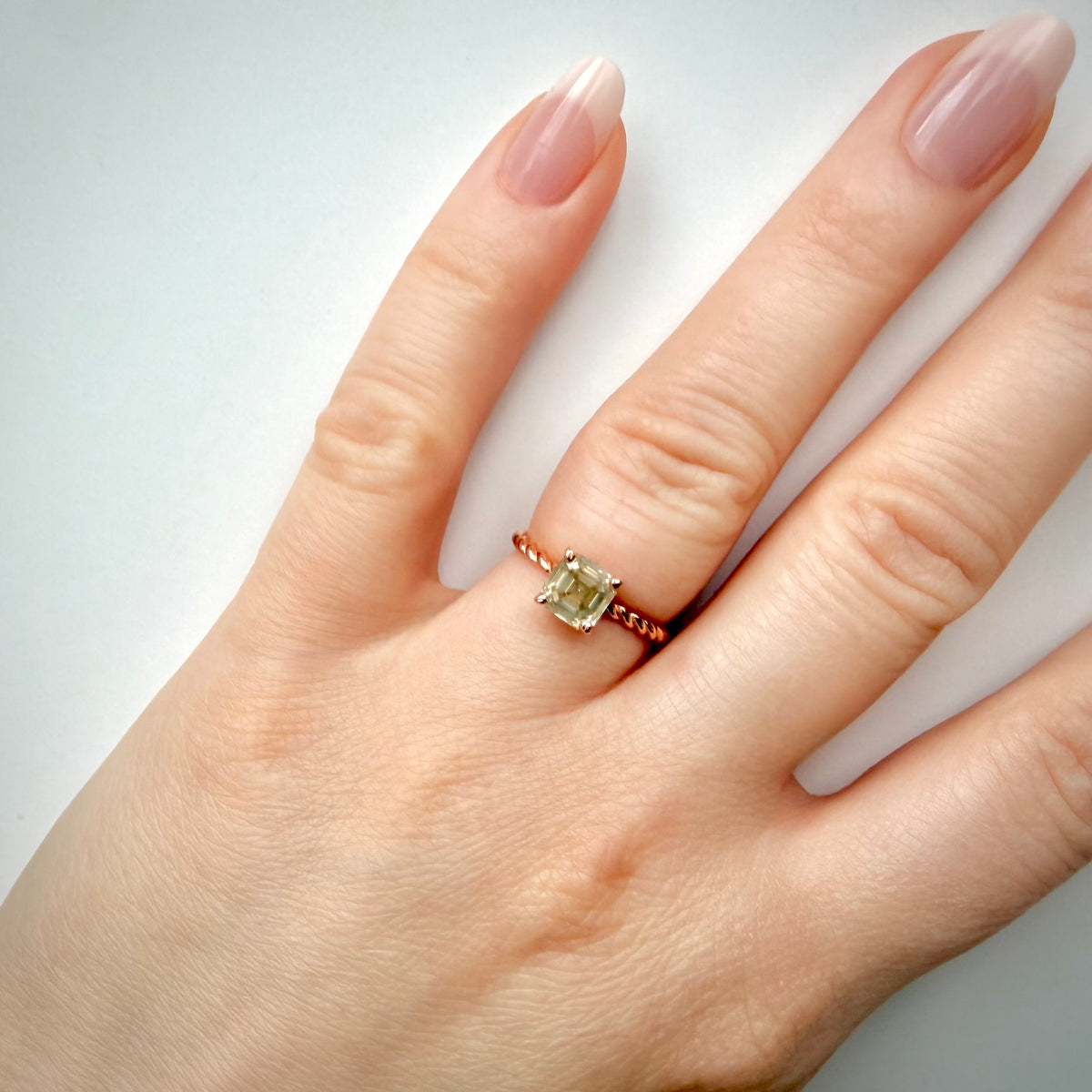 1,56 ct Asscher-luonnontimanttisormus – Fancy Green Yellow – 14K ruusukulta sormessa valkoisella taustalla