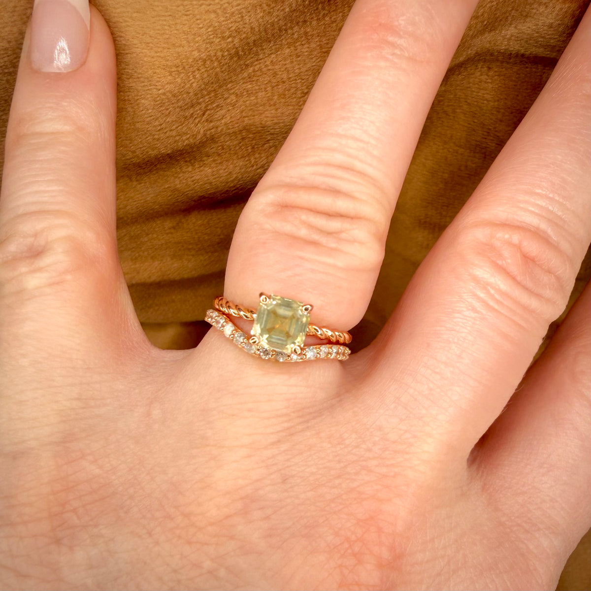 Kaartuva timanttisormus 0,08 ct – 14K ruusukulta | HRD sormessa solitaire sormuksen kanssa, jossa asscher hiottu vihreä timantti
