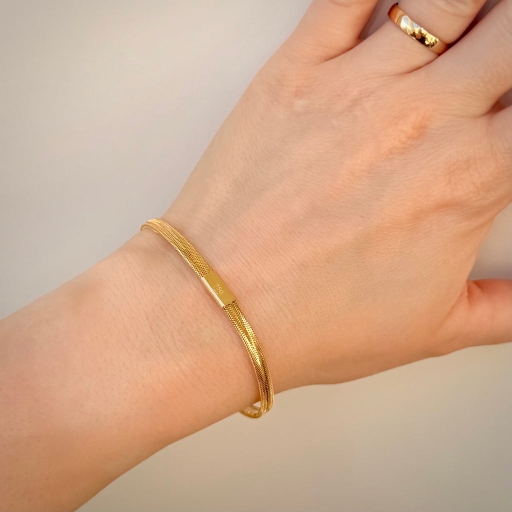 18K keltakultainen joustava mesh-rannekoru – Made in Italy ranteessa valkoisella taustalla