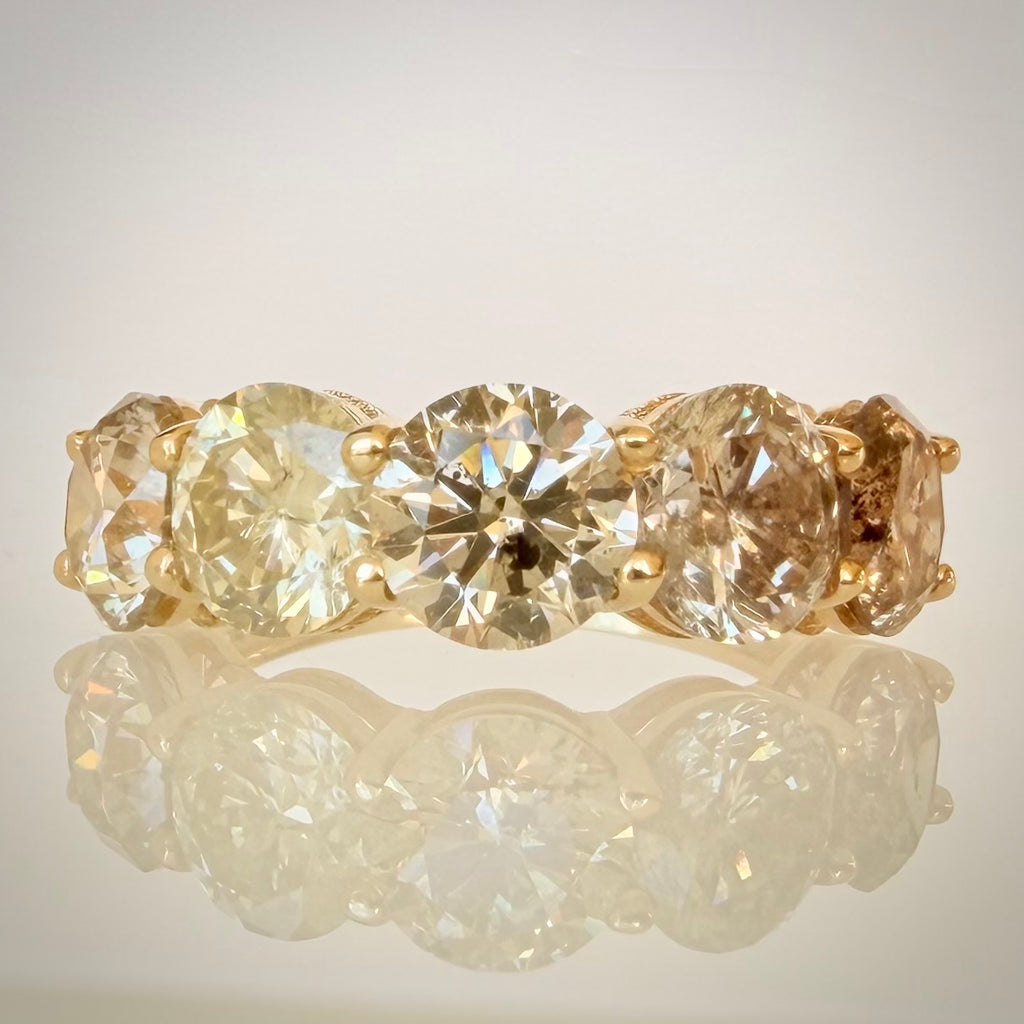 5,29 ct timanttisormus, 5-stone warm Champagne rivimalli edestä vaalealla taustalla