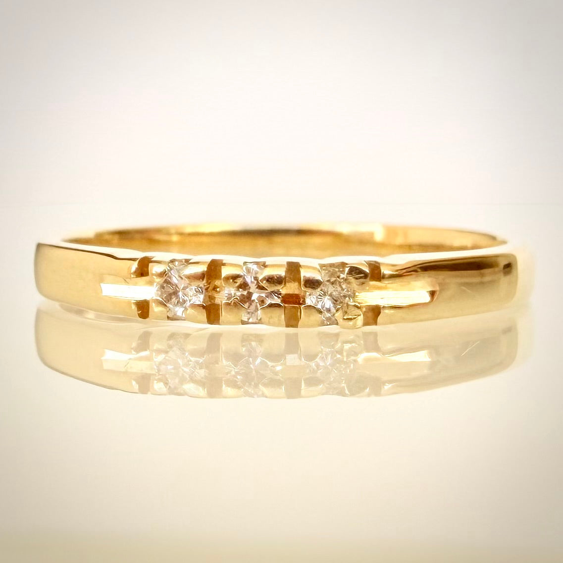 Vintage-timanttisormus kolmella timantilla – 14K keltakulta edestä