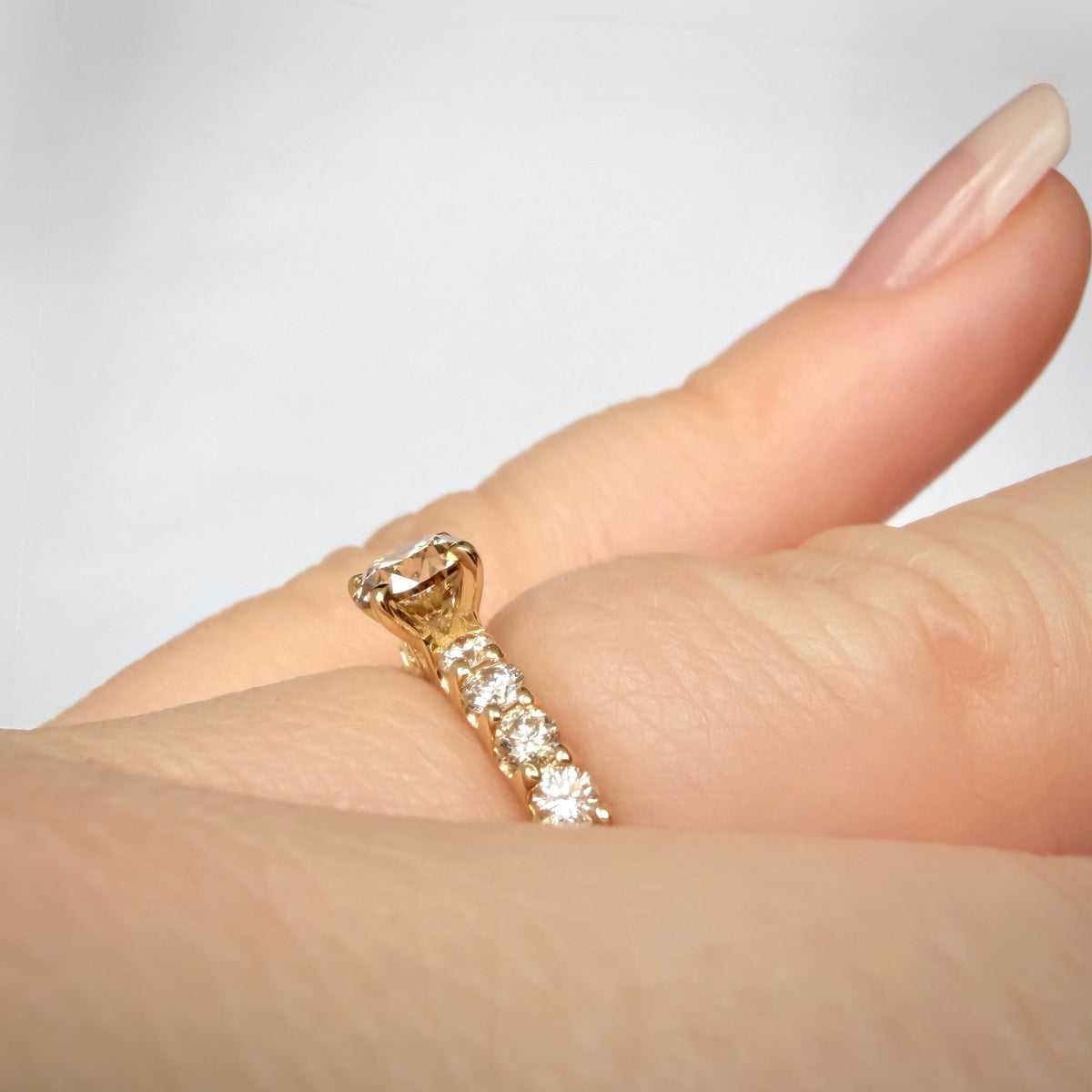 Shamppanjatimanttisormus 0,87 ct – 14K keltakulta – IGI sormessa, sivuprofiili