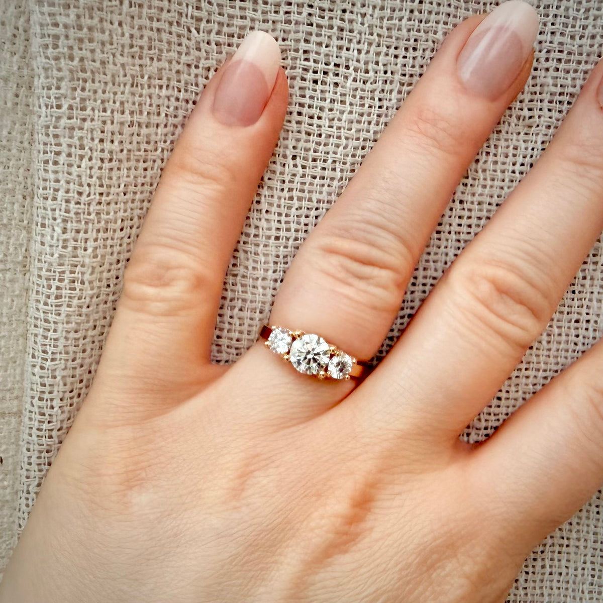 VK Signature Collection – Trilogy-timanttisormus 1,77 ct – 14K keltakulta sormessa pellavataustalla