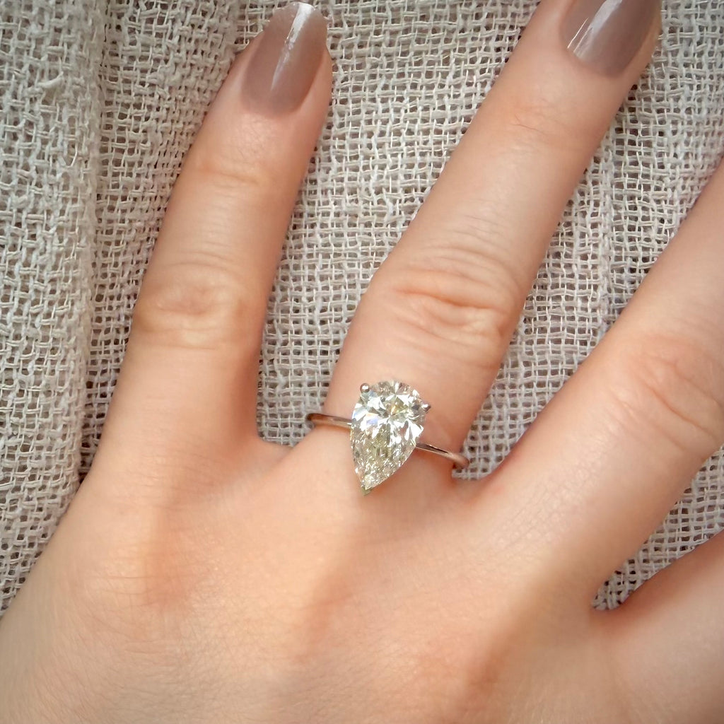 3,09 ct Pear Brilliant -timanttisormus – F/VS1 – 14K valkokulta – IGI sormessa pellavataustalla