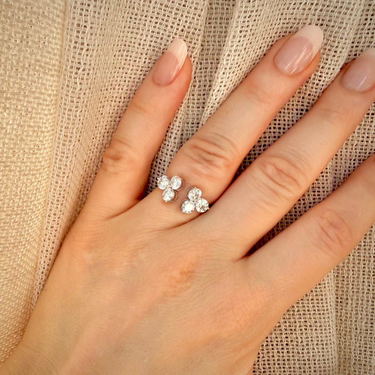 2,17 ct Open Cluster Timanttisormus – 14K Valkokulta sormessa pellavataustalla